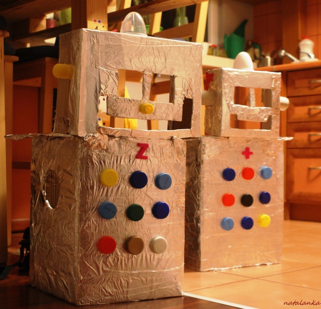 IS_roboty z kartonów robot z pudełek